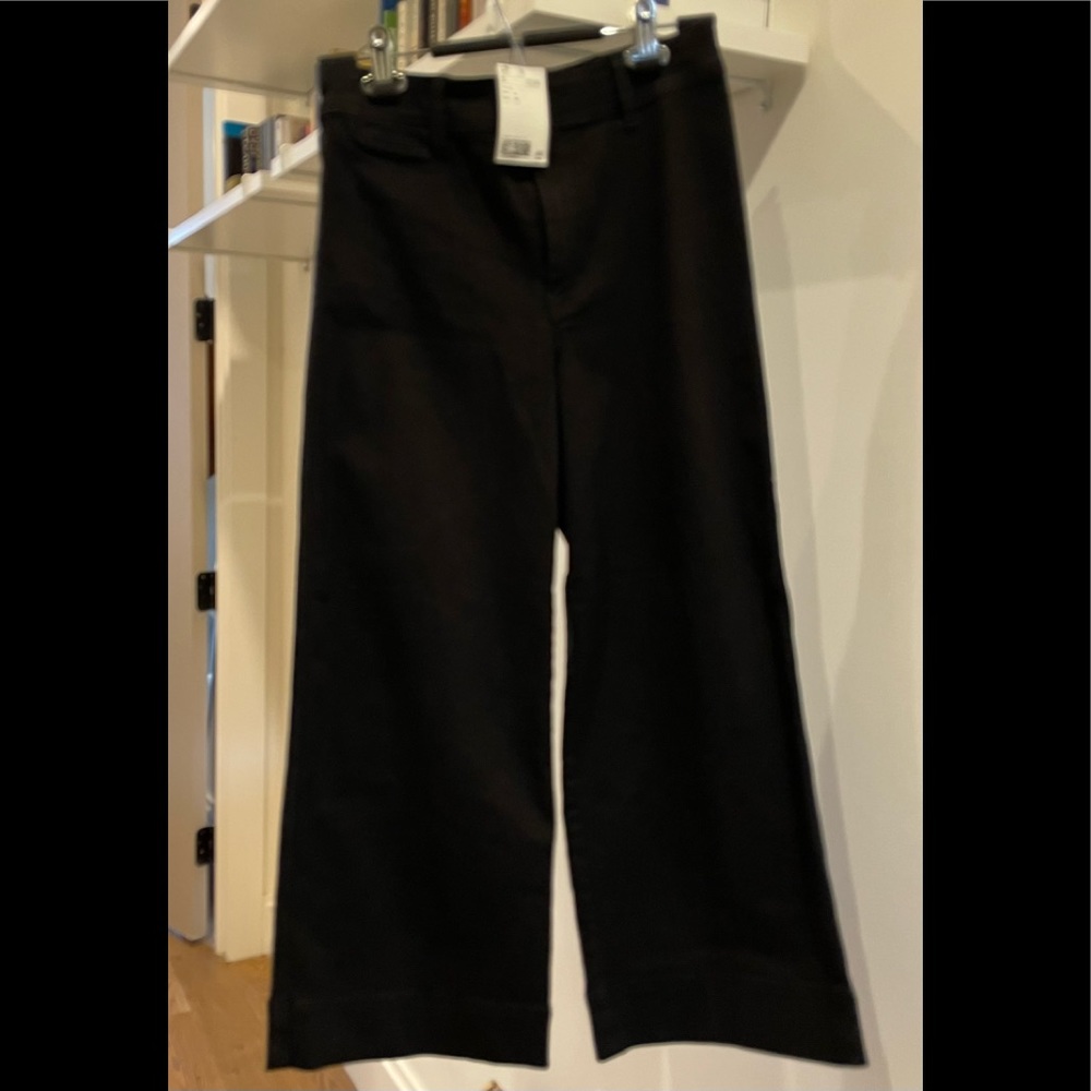 Wide leg high waisted cropped pants.